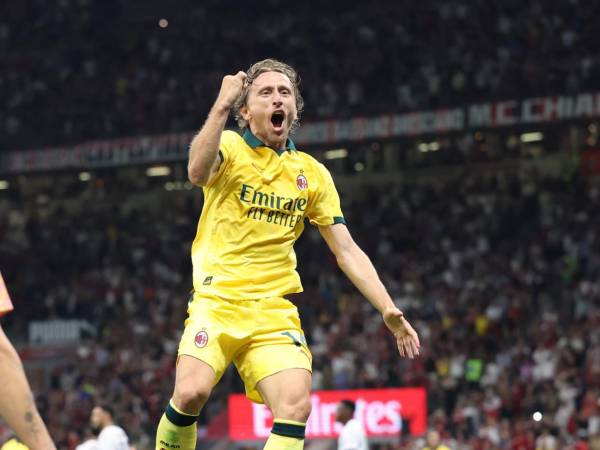 Luka Modric celebró con euforia su primera diana con el Milan y lo hizo en el estadio San Siro.
