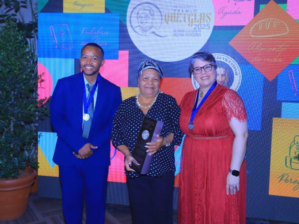 Mauricio Isaí Fernández de la Asociación Semillas Triunfadoras, Zoila Lagos de la Asociación de Apoyo Mutuo entre Mujeres (Apomuh) y Sandra Bastidas de Casa Taller Sindamanoy.