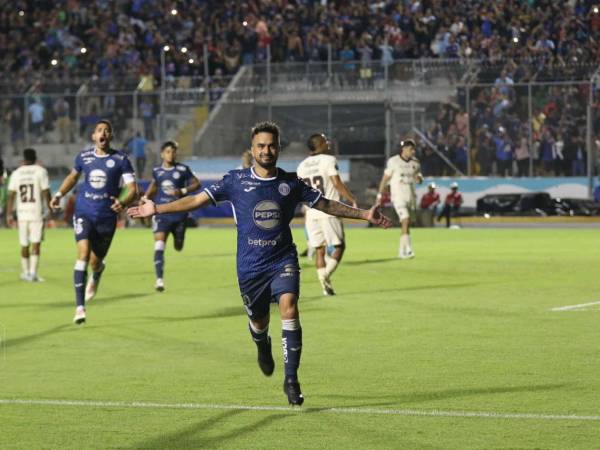 Droopy Gómez celebrando.