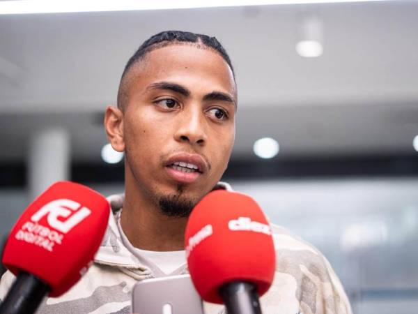 Rigoberto Rivas en su llegada a Honduras para sumarse a la Selección de Honduras.