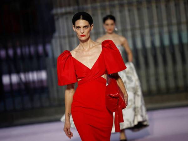 La firma presentó su colección Primavera-Verano 2026 en un desfile que fusionó tradición española, colaboraciones locales y una celebración vibrante en el corazón de la capital.