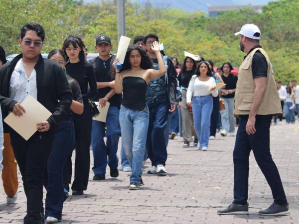 Aspirantes realizan la Prueba Hondureña Universitaria de Medición Académica (PHUMA) en distintas sedes del país.