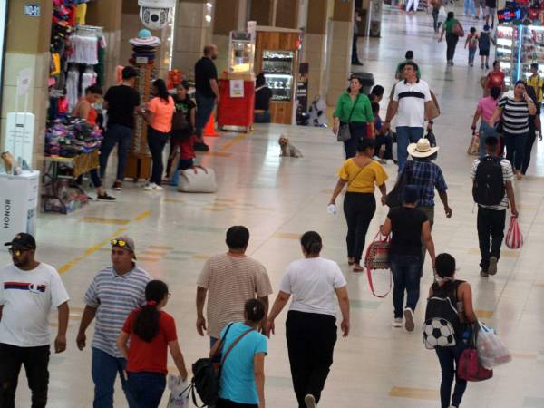 Un grupo de personas camina por una terminal hondureña en una fotografía de referencia.