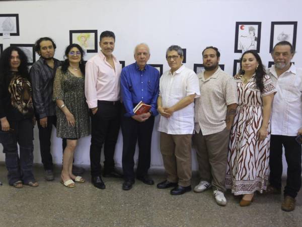 Escritores y poetas invitados comparten con el homenajeado autor hondureño Julio Escoto durante el primer Festival Internacional de Literatura en el Atlántico.