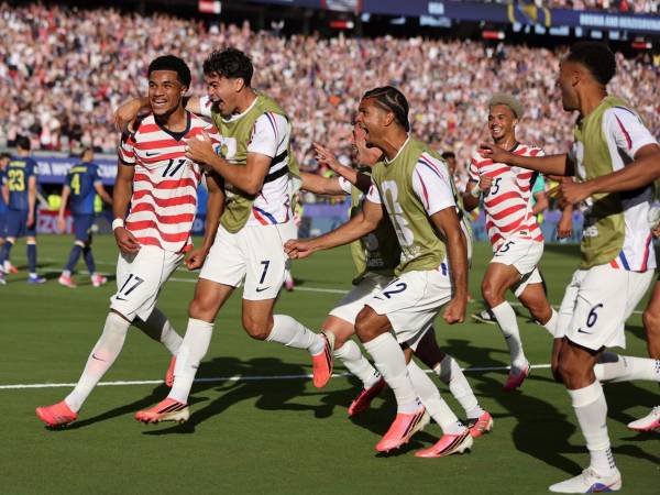 Los jugadores de Estados Unidos celebrando el segundo gol contra Bosnia y Herzegovina.