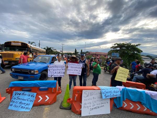 Los ceibeños madrugaron para protestar esta mañana.