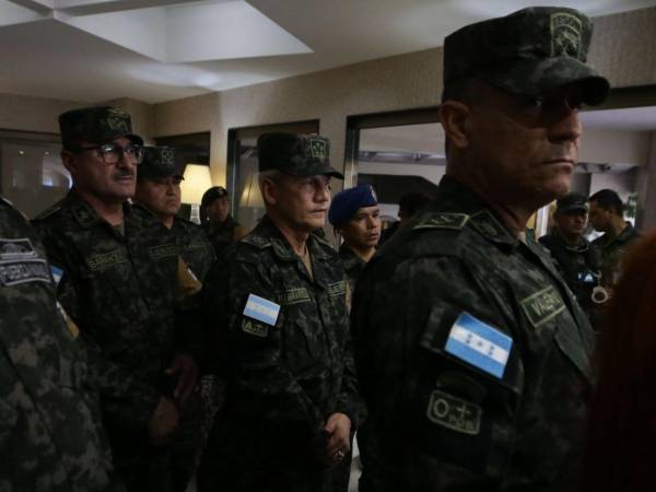 Las Fuerzas Armadas y su titular, Roosevelt Hernández, han intentado evadir su responsabilidad por el caos que se generó en el traslado de maletas electorales durante las elecciones primarias en Honduras.