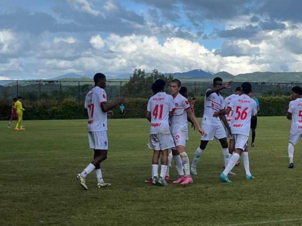 Jugadores del Olimpia de reservas celebrando uno de sus goles en la paliza recetada al Motagua-