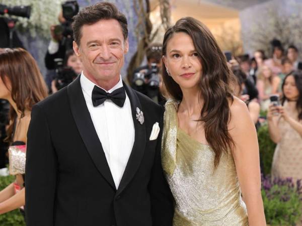 Hugh Jackman y Deborra-lee Furness anunciaron su separación en 2023 e insistieron en que se trataba de un proceso amistoso. Sin embargo, la posterior relación del actor con Sutton Foster, estrella de Broadway, confirmada meses después no fue recibida con agrado por parte de los fans del actor y medio artístico.