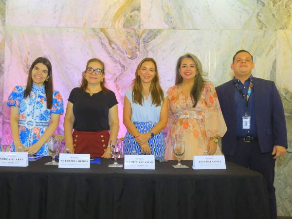 Andrea Duarte, Walquiria Ochoa, Kathia Yacamán, Georgina Barahona y Luis Barahona.