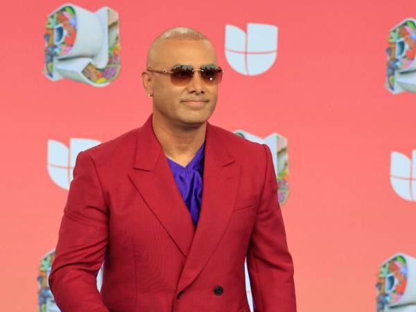 El cantante Wisin posa durante la alfombra azul de los Premios Juventud, en Ciudad de Panamá.