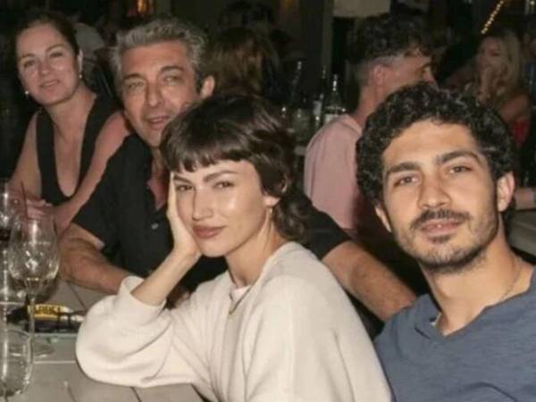 Ricardo Darín y su esposa junto a Úrsula Corberó y su hijo Chino Darín.