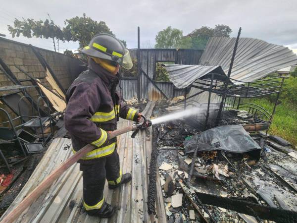 Bomberos sofocan las llamas del incendio en La Ceiba.
