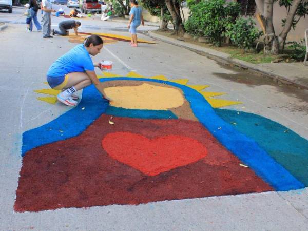 En el barrio Barandillas de San Pedro Sula, desde tempranas horas de la mañana, jóvenes voluntarios se volcaron para elaborar coloridas alfombras como antesala a la procesión del Santo Entierro, una de las manifestaciones más solemnes de la Semana Santa.