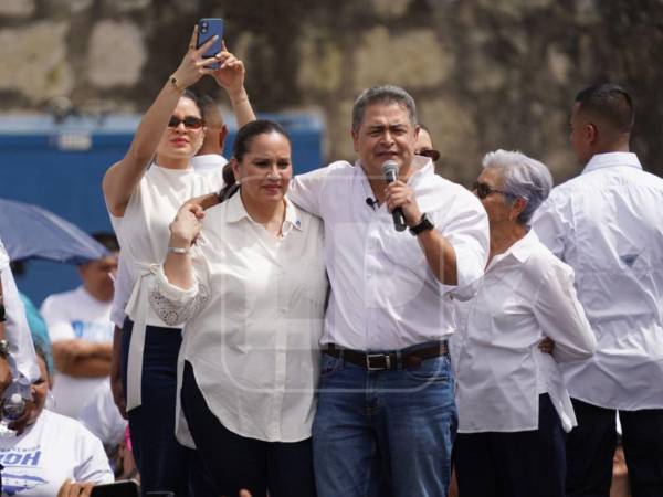 El expresidente Juan Orlando Hernández junto a su esposa la exprimera dama Ana García tras su regreso a Honduras.
