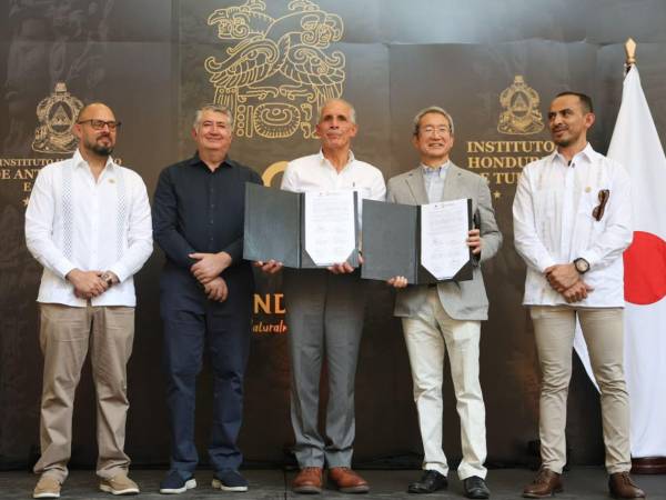 El presidente Nasry Asfura y el embajador de Japón en Honduras, Kazuhiro Nakai muestran el convenio firmado.