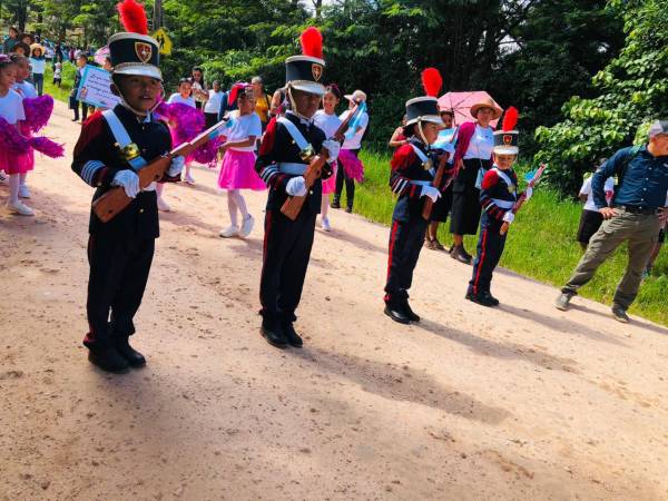 Niños de la escuela Primero de Mayo de El Guayabal, San José, La Paz, representaron a cadetes de la Academia Nacional de Policía (Anapo).