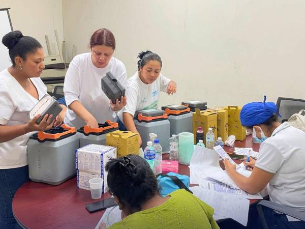 Personal de la Región Sanitaria Metropolitana de San Pedro Sula durante una brigada de vacunación.