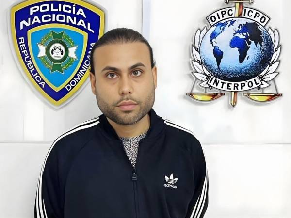 Reyes enfrenta cargos por los delitos de asesinato y feminicidio en perjuicio de tres mujeres.