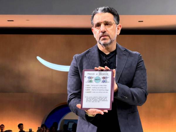 El vicepresidente de Amazon, Panos Panay, muestra un Kindle Scribe Colorsoft durante un evento de Amazon este martes, en Nueva York (Estados Unidos).