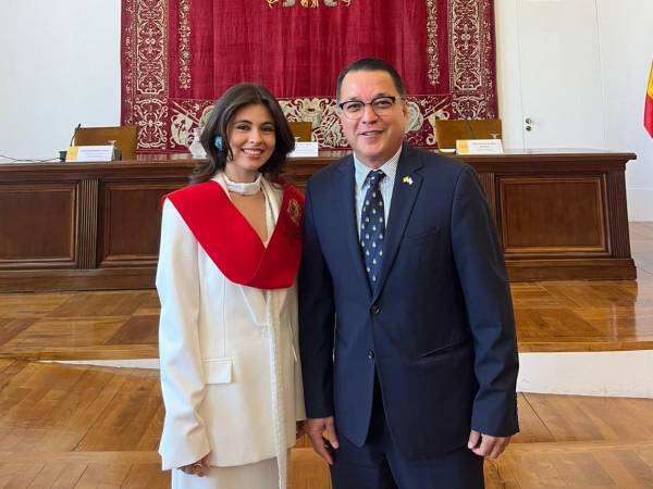 La santabarbarense Litzy Muñoz acomapañada de Marlon Brevé Reyes, Embajador de Honduras en España.
