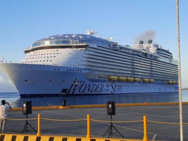 El 13 de marzo de 2022 el Wonder of the Seas (Maravilla de los mares) arribó por primera vez a Roatán como el crucero más grande del mundo que llegaba a la isla.