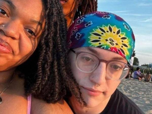 La imagen de un joven sonriente junto a sus amigas en la playa comenzó a difundirse en redes sociales en los últimos días. Se trata de Alejandro Cortés, un turista estadounidense que viajó a México en Semana Santa, sin saber que ese viaje marcaría el final de su vida.