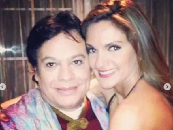 Foto de Juan Gabriel junto a Mariana Seoane muchos años antes de su muerte.