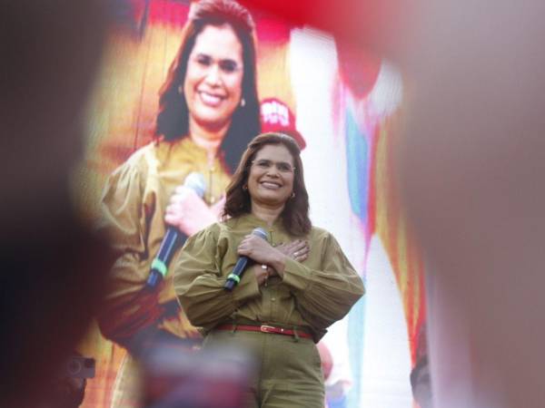 Rixi Moncada, candidata presidencial de Libre, durante su discurso en el cierre de la movilización en San Pedro Sula.