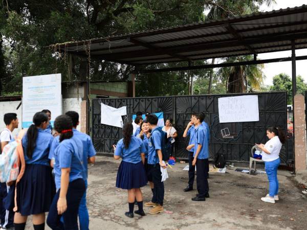 Desde muy temprano, la comunidad estudiantil instaló la bandera de Honduras y varios carteles en los portones del Primero de Mayo en protesta a las determinaciones que quiere tomar la Secretaría de Educación contra el instituto.