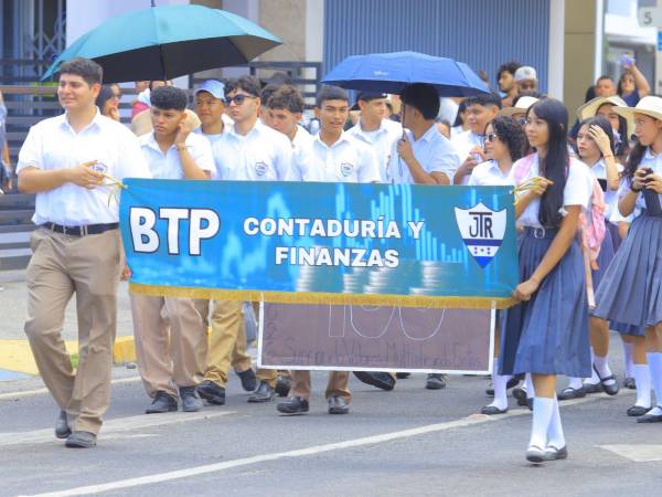 Estudiantes del instituto José Trinidad Reyes durante el desfile de generaciones en San Pedro Sula.