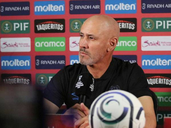 Eduardo Espinel se calentó en la conferencia de prensa por los señalamientos contra el Olimpia.