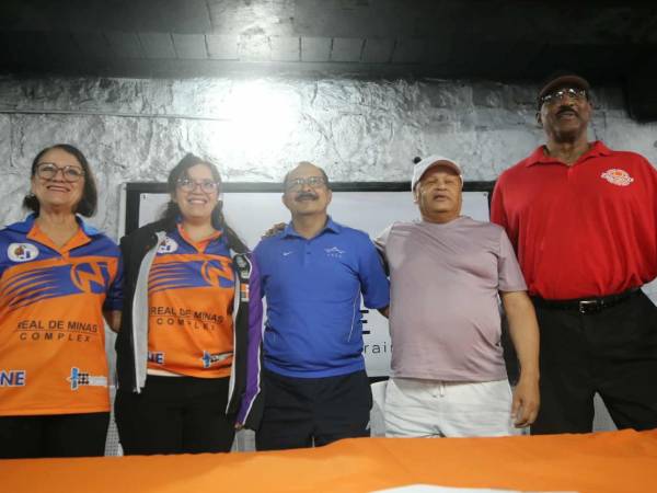 De izquierda a derecha: Lily Raudales y Lily López, Fundación Nacional de Ingenieros; Marco Joya, Aces Performance Training; Dr. Eric Price, Recreational Debut y Dennis Bell, exjugador de la NBA.