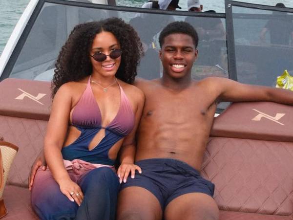 La novia de Keyrol Figueroa reaccionó con alegría tras la histórica convocatoria que le hizo Liverpool al chico hondureño..