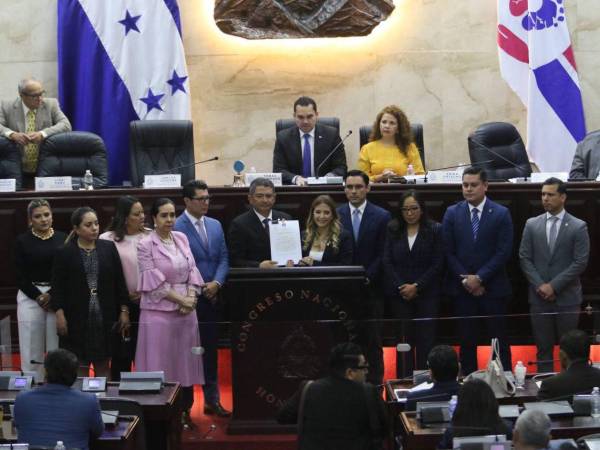 Comión Especial de Juicio Político entrega informe final al Congreso Nacional