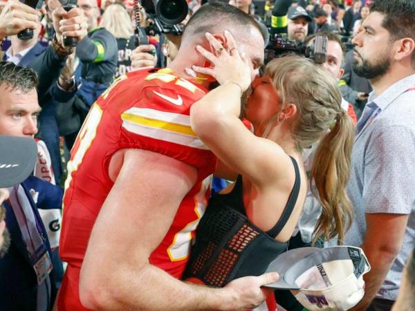 El ala cerrada de los Kansas City Chiefs, Travis Kelce (izq.), besa a la cantante estadounidense Taylor Swift, en Las Vegas, Nevada, EE. UU., el 11 de febrero de 2024.