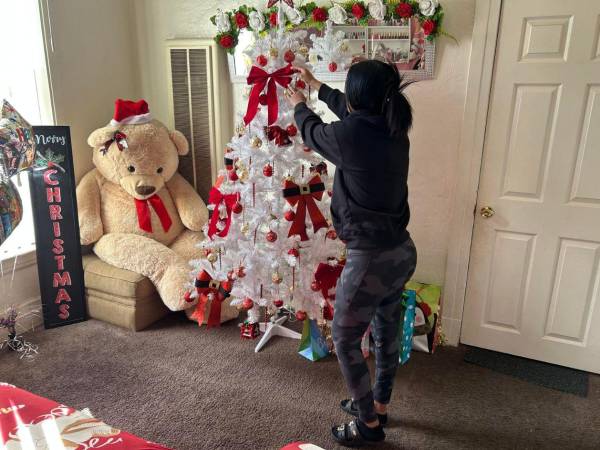 La inmigrante mexicana María Ramos arregla el árbol de Navidad el 17 de diciembre de 2025 en su casa en Tucson, Arizona (EE.UU.).