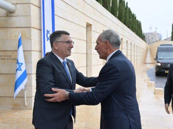 Gideon Sa'ar, ministro de Asuntos Exteriores de Israel, y el presidente de Honduras, Nasry Asfura, durante un encuentro oficial en territorio israelí.