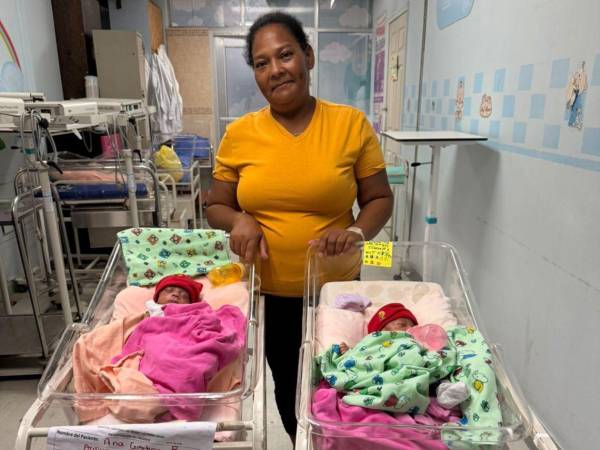 Ana Cristina Burgos junto a sus dos bebés que recibieron el alta médica este viernes.
