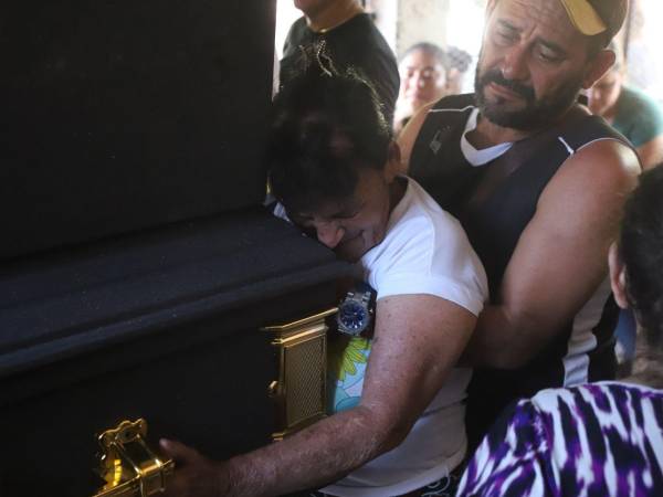 Familiares lloran a los hermanos José Antonio Leiva Perdomo y José Ángel Leiva Perdomo.