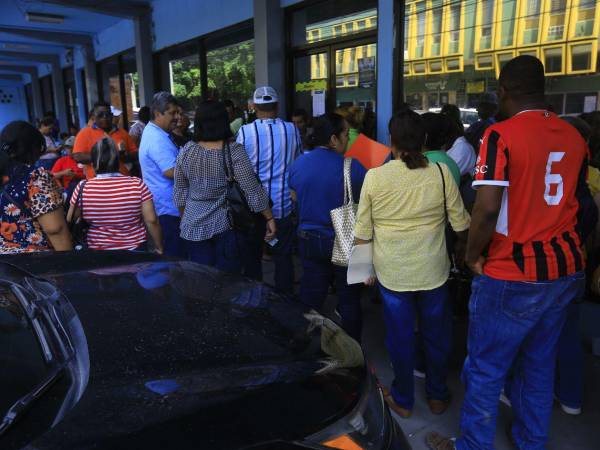 Docentes activos y jubilados denunciaron demoras y largas filas en el Inprema de San Pedro Sula durante el trámite del adelanto de sus décimos salarios.