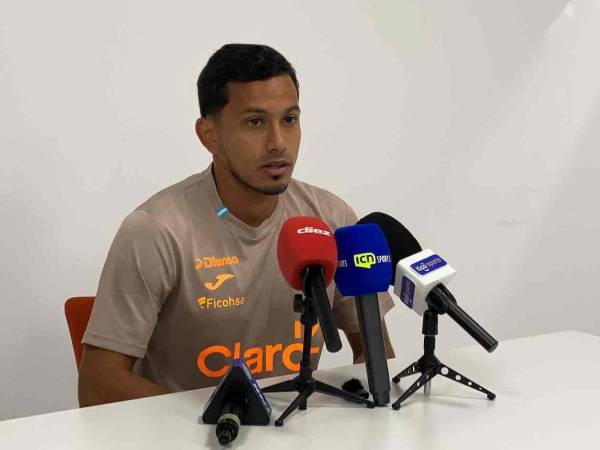 Edwin Rodríguez en conferencia de prensa en el tercer día de entrenamiento de la Selección de Honduras.
