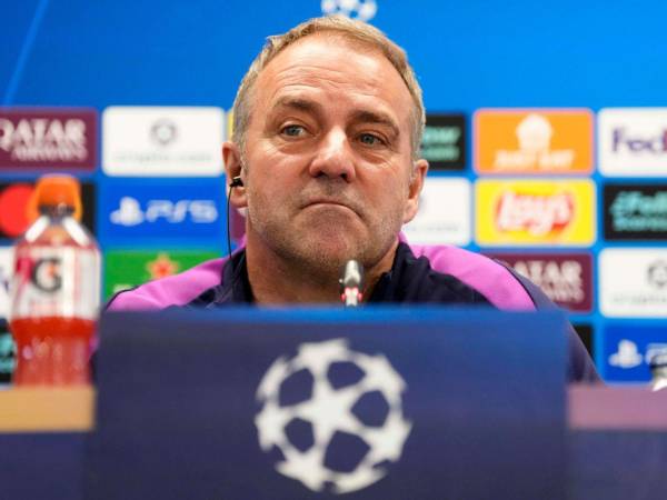 Hansi Flick dando declaraciones en conferencia de prensa.