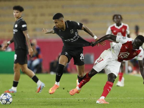 Jugadores del Manchester City y Mónaco disputando el balón.