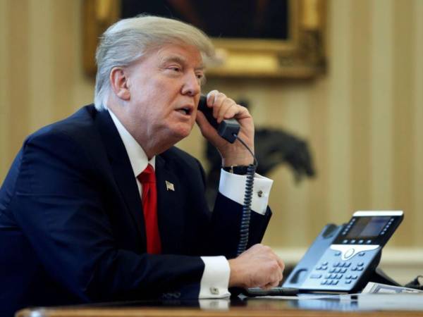 El presidente Donald Trump durante una llamada desde el Despacho Oval.
