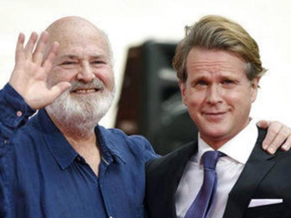 Varios actores que trabajaron con el cineasta estadounidense Rob Reiner han expresado su dolor por el fallecimiento este domingo del director y su esposa, con breves pero sentidos mensajes: Cary Elwes dijo estar sin palabras, Kathy Bates, devastada; y John Cusack, en shock. Son algunas de las reacciones a la muerte de la pareja, que fue encontrada apuñalada en su casa de Brentwood en la noche del domingo, un crimen cuyo principal sospechoso es su hijo, Nick.