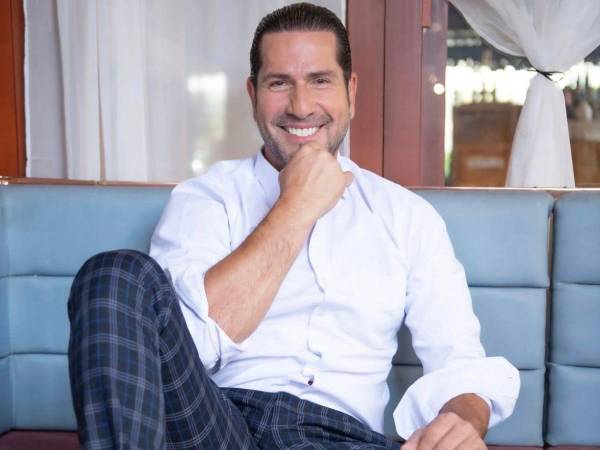 El reconocido actor colombiano Gregorio Pernía, famoso por su papel de El Titi en Sin Senos Sí Hay Paraíso, anunció con alegría el nacimiento de su sexto hijo el pasado 18 de noviembre de 2025. A sus 55 años, el artista recibió al pequeño Gregorio junto a su esposa Érika Rodríguez Farfán, con quien ya tenía dos hijos.