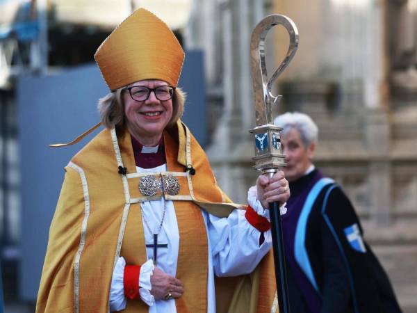 Sarah Mullally hizo historia al convertirse en la primera mujer en asumir el cargo de primada dentro de la Iglesia anglicana. Este miércoles fue entronizada en la Catedral de Canterbury, considerada el centro espiritual del cristianismo en Inglaterra.