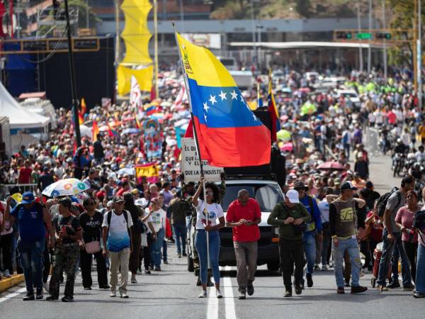 Personas se manifiestan durante una marcha este viernes en Caracas (Venezuela).
