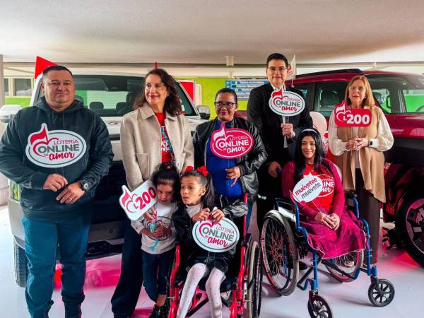 Ejecutivos de Banco Atlántida, Fundación Teletón y niños beneficiarios de la organización.